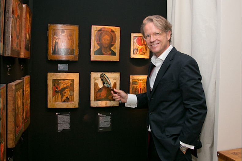 Dr. Stefan Brenske auf der Art & Antique Salzburg 2015 vor Ikonen mit Lupe. (c) brenskegallery.com