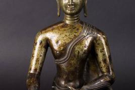 Bedeutende Bronzefigur des Aksobhya Buddha. Ausrufpreis:	8000 Euro Zuschlagspreis: 174000 Euro