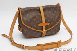 LOUIS VUITTON praktische Umhängetasche "SAUMUR MM". Akt. NP. 1.020,-, Aufrufpreis: 480,00 €