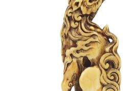 Netsuke: Sitzender Kirin Japan | Edo-Zeit | 18. Jh. Kyôto | Elfenbein | H. 9cm Ergebnis: 128.000 Euro