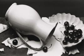 Bild: Irving Penn, The Spilled Cream, New York, 1980. Platinum-palladium print, 1981, 29 x 48,9 cm (11,43 x 19,25 in), Ed. of 58. © The Irving Penn Foundation.