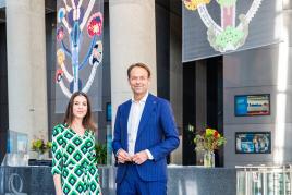 Die Künstlerin Eva Petrič und Andreas Brandstetter, CEO UNIQA Insurance Group AG, bei der Eröffnung der Ausstellung „Celebrating Life” im UNIQA Tower. © UNIQA/ Nessweda