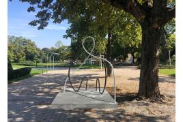 skulptur carola dertnig- stadtpark feldenkreis lucia westerguard 2023 courtesy carola dertnig galerie crone