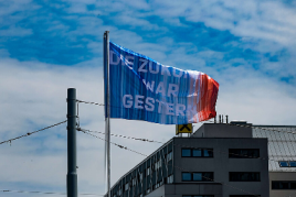 Minerva Cuevas, Die Zukunft war gestern, 2023, raising flags, museum in progress, Flagge Foto: Günter Mik, Copyright: museum in progress