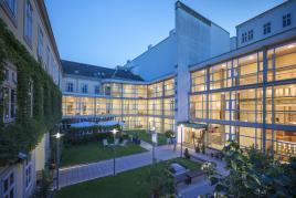 Möbelmuseum Wien, Fassade bei Nacht (c) Schloß Schönbrunn Kultur- und Betriebsges.m.b.H., Severin Wurnig