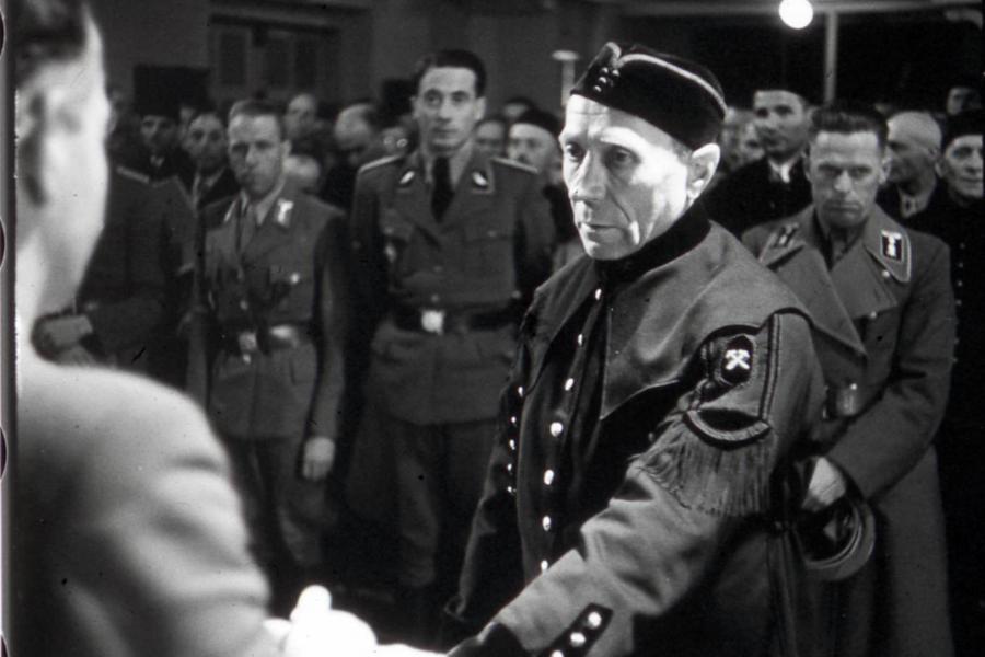 Bergmannstreuegeld  Gauleiter Sigfried Uiberreither vergibt am 1. Mai 1944 das „Bergmannstreuegeld“ an verdiente „Knappschaftsrentner“. Filmstill aus: [Grazer Knappschaftsrentner erhalten vom Gauleiter der „Untersteiermark“ das „Bergmannstreuegeld“], 4’20”, s/w, stumm, 1944. Sammlung Filmarchiv Austria