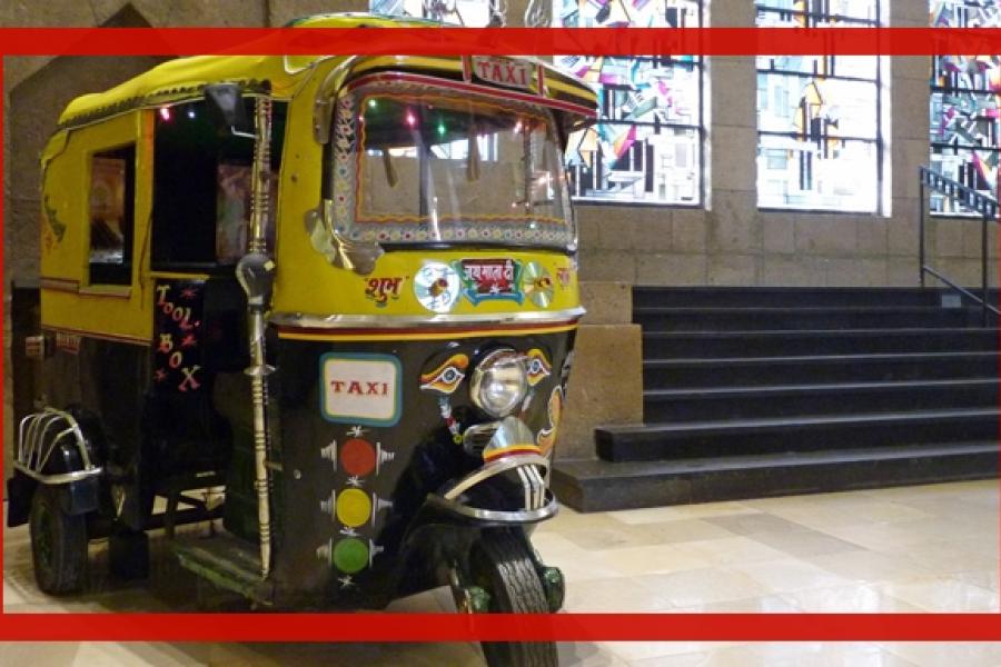 indische Motorradrikscha mit einem hinduistischem Altar auf dem Armaturenbrett c Stiftung Museum Kunstpalast