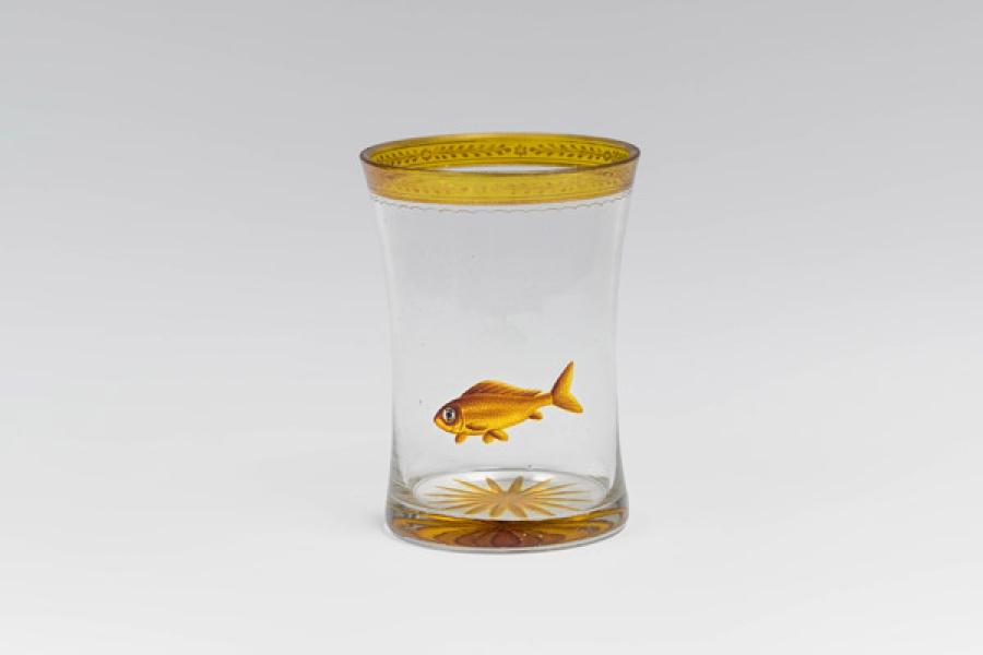 Anton Kothgasser (Wien 1769–1851 Wien) Glas mit Goldfisch Wien, um 1820 farbloses Glas, z.T. gelb gebeizt, Gold- und Transparentmalerei; leicht konische Glasform, frontseitig ein Goldfisch; vergoldete Lippe, darunter Goldblättchendekor auf gelbgebeiztem Grund, darunter dünnes gewelltes Band; gelbgebeizter Bodenstern; H. 10,6 cm Provenienz: in den 1980er Jahren in der Glasgalerie Kovacek gekauft.