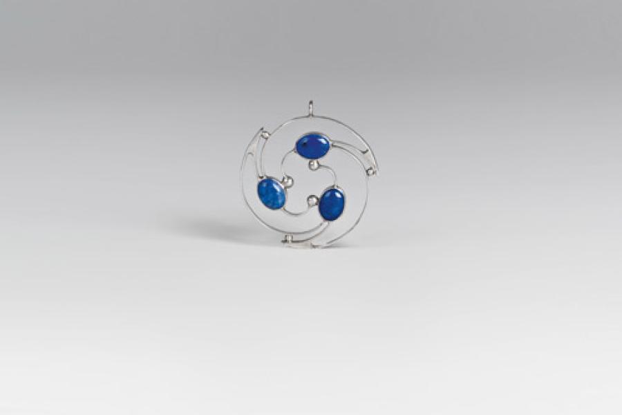 Kolo Moser (Wien 1868 - 1918 Wien) Anhänger Wiener Werkstätte, 1904 Silber, gehämmert, Spiralornament mit drei Lapislazuli; gestempelt WW und Silberfeingehaltspunze Dianakopf; Dm. 3,5 cm  Provenienz: Österreichischer Privatbesitz.  € 27.500.-.