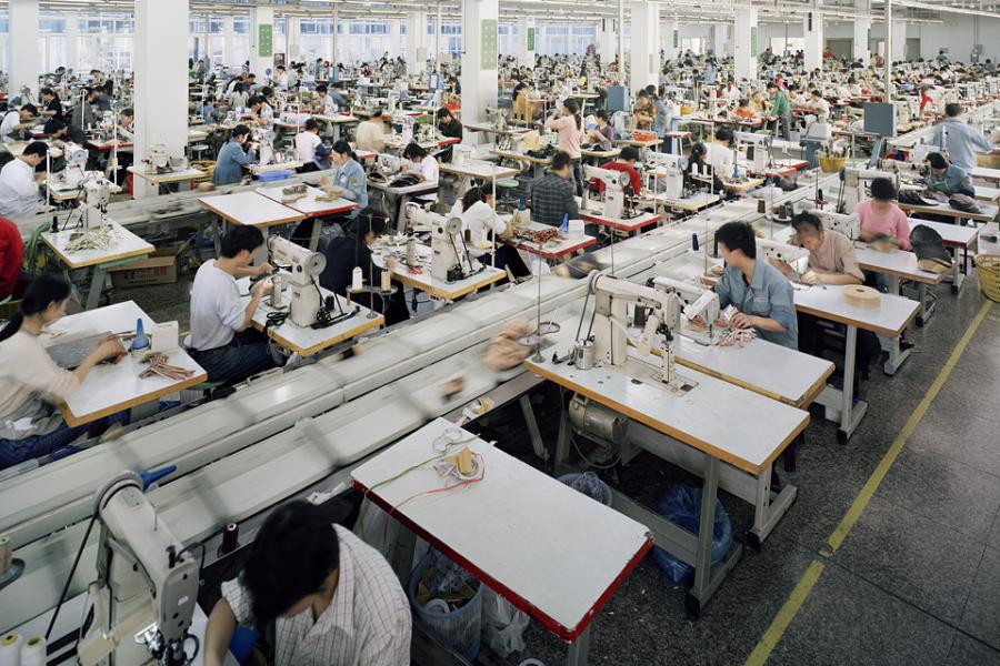 Edward Burtynsky, Manufacturing #6a & #6b, Hongqingting Shoe Factory, Wenzhou, Zhejiang, China (Diptychon), 2004, Courtesy Galerie Stefan Röpke, Köln © Edward Burtynsky