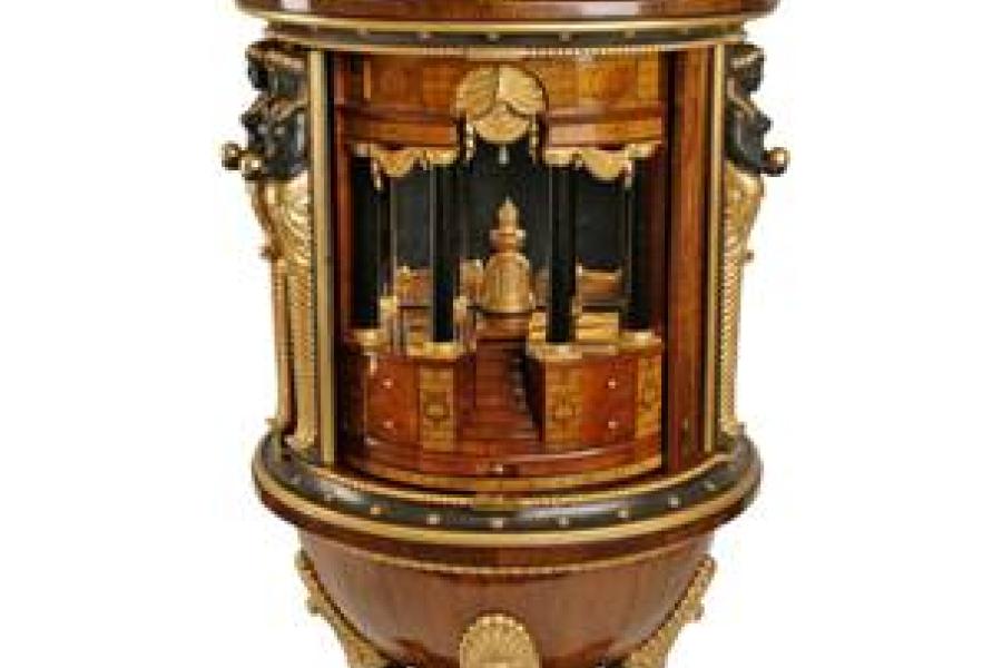 Musealer Biedermeier-Kabinettsekretär mit drehbarer Tabernakeleinrichtung, ausgestattet mit über 50 Fächern, viele als Geheimfächer angelegt. Signiert Georg Fischer, Wien, 1816/17.