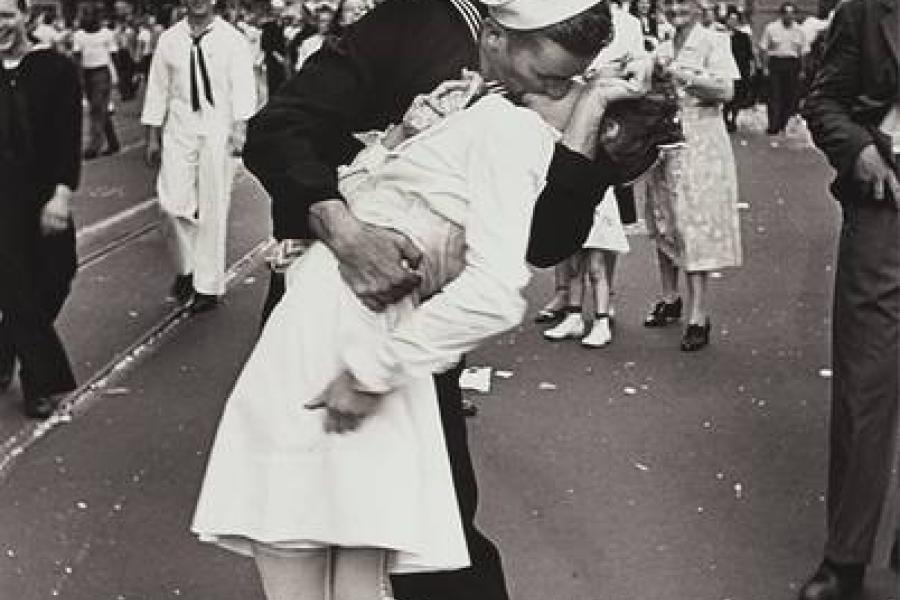 ALFRED EISENSTAEDT (1898–1995) ‘V. J. Day Kiss’, Times Square, New York 1945 Silbergelatine-Abzug, geprintet 1988 44,5 x 30,5 cm. Ergebnis: 24.000 Euro © WestLicht Auction