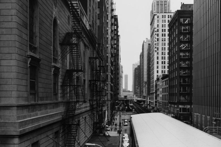 Thomas Struth  "Wabash Avenue / The Loop".  Chicago 1990 | Gelatinesilberabzug  Eines von 10 Exemplaren | 45,5 x 56,2cm  Schätzpreis: 9.000 – 10.000 Euro