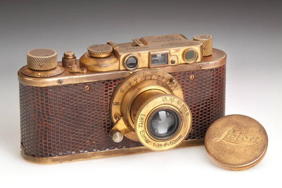 Leica II Mod.D Luxus, Nr. 98248, 1933 Eine der gesuchtesten und seltensten Leicas ist die vergoldete 'Luxus' mit brauner Waranbelederung. Weniger als 100 Stück wurden zwischen 1929 und 1933 hergestellt, nur vier davon als Leica II (D) mit eingebautem Entfernungsmesser und Wechseloptik. Diese Kamera ist die letzte produzierte Kamera in absolut originalem Zustand.  Startpreis: 120.000 EUR Schätzpreis: 250.000 - 300.000 EUR