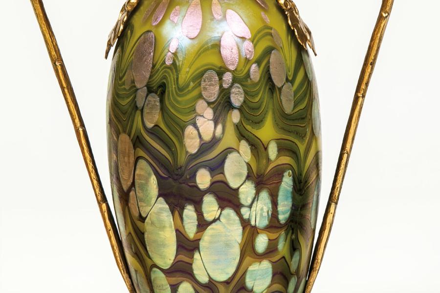 420 - Vase ''Cytisus'' mit Metallmontierung Auktion: 231 - 25. Glasauktion Zwiesel  Loetz Wwe., Klostermühle (Glas), Kunstgewerbliche Metallwarenfabrik Orion, Nürnberg (Montierung), 1902 Katalogpreis: 2.800 - 3.500 €