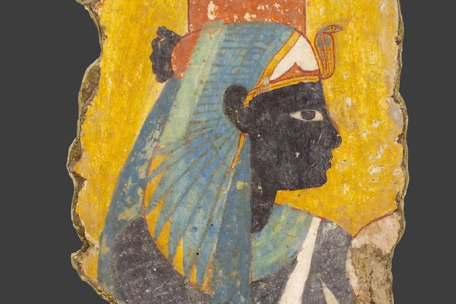 Malereifragment, das die vergöttlichte Ahmes-Nefertari zeigt. Die schwarze Hautfarbe wurde hier bewusst in Anlehnung an den fruchtbaren, schwarzen Nilschlamm gewählt und zeichnet sie als Verstorbene aber im Jenseits regeneriert und damit als vergöttlicht aus. Leihgabe aus dem Museum August Kestner, Hannover. 18. Dynastie, 14. Jh. v. Chr.