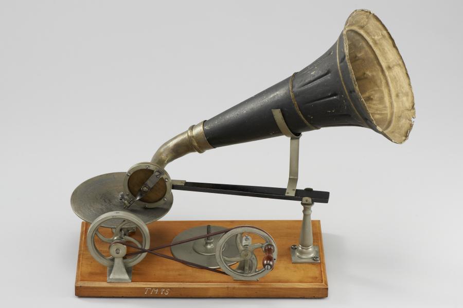 Grammophon, um 1890 Hergestellt von: Spielwaren-Fabrik Kämmer, Reinhardt & Co., Waltershausen 32,5 x 41,5 x 21 cm Germanisches Nationalmuseum, Nürnberg Kat. Nr. 521