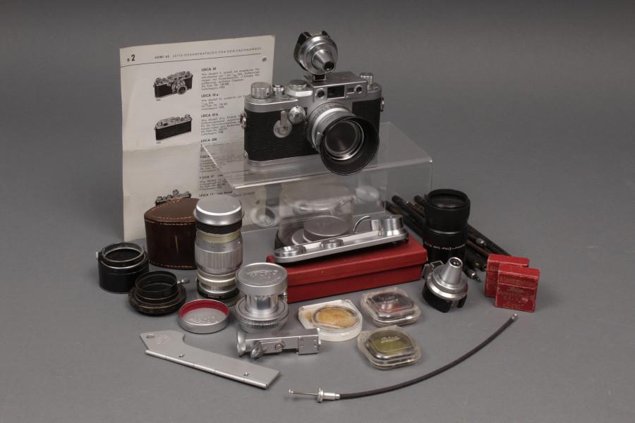 Leica IIIG, No. 829265 mit Sumaron F3,5, Elmar F9, Elmar F5, 1 VIOOH, 1 WINTU, 2 Vorsatzlinsen, 1 Schnellaufzug SCNOO sowie diverses Zubehör, Gebrauchsspuren, Limit 800 Euro