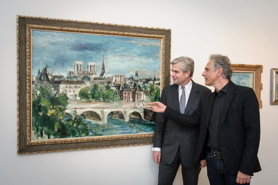 Georg Bucher mit Günther Holler-Schuster vor Wilhelm Thönys Bild "Paris - Île de la Cité", (1929/30); Foto: N. Lackner