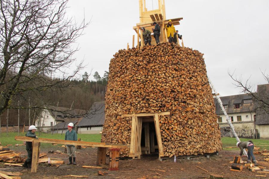 Der Turm wächst, Tadashi Kawamata: Scheiterturm / Log Tower, 18. März 2013.