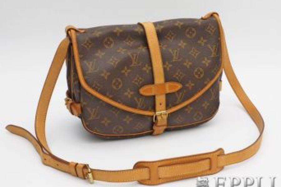 LOUIS VUITTON praktische Umhängetasche "SAUMUR MM". Akt. NP. 1.020,-, Aufrufpreis: 480,00 €