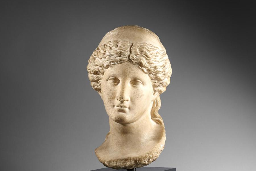 David Ghezelbash Archéologie, Head of the goddess Aphrodite, with a diadem. White marble. Roman, 1st century A.D. Height 33 cm.