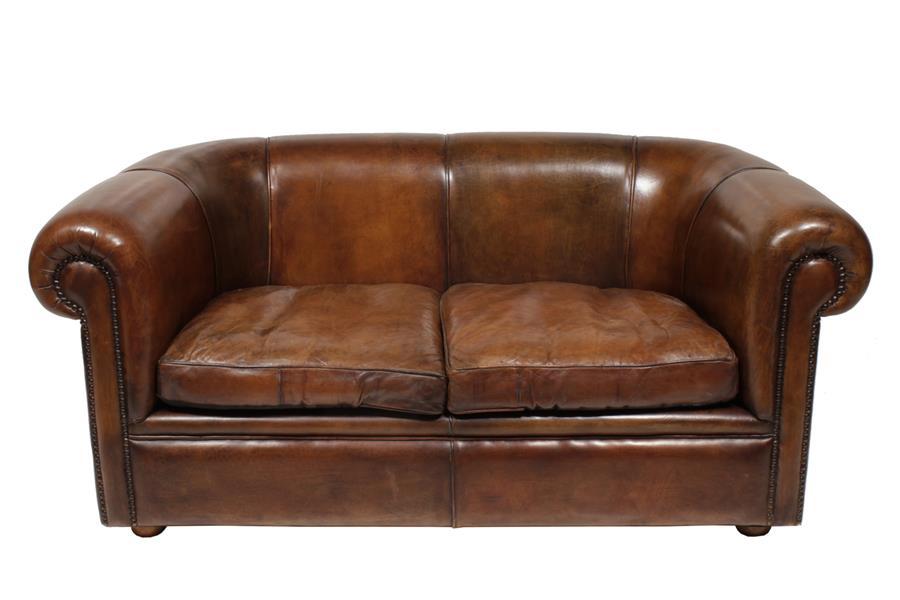 Sofa, braunes (Antik-)Leder, Zweisitzer, gerundete Form/Armlehnen, 2 lose Sitzkissen, H 70cm, B 160cm, T 80cm, Sitzhöhe ca. 42cm, Chatosen mit Ziernagelbeschlag, Limit € 650