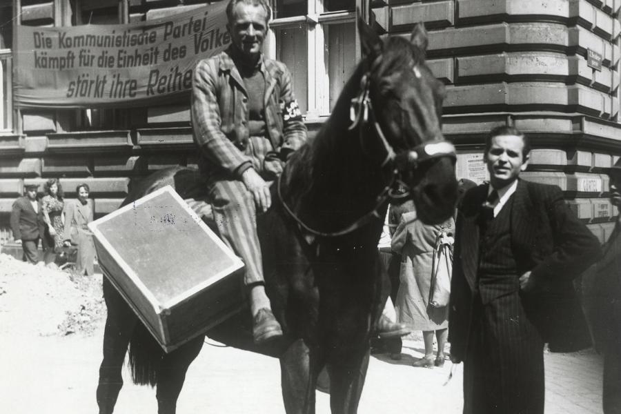 Rückkehr aus dem Konzentrationslager, noch in KZ-Uniform Foto: Wilhelm Obransky 1945