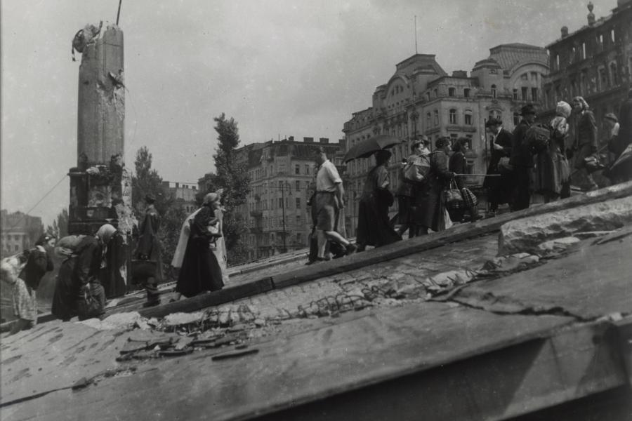 Passanten gehen über die im Krieg schwer beschädigte Schweden- brücke Foto: Otto Croy Wien, 1945