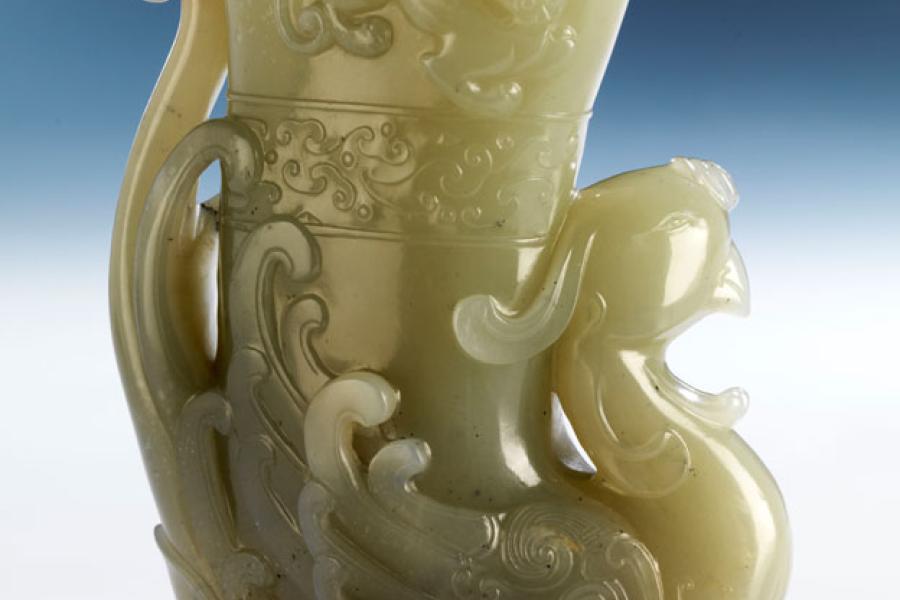 446 Chinesischer Jade-Rhyton  Höhe: 11,2 cm. China, 17. Jahrhundert.  Schätzpreis: € 17.000 - 25.000