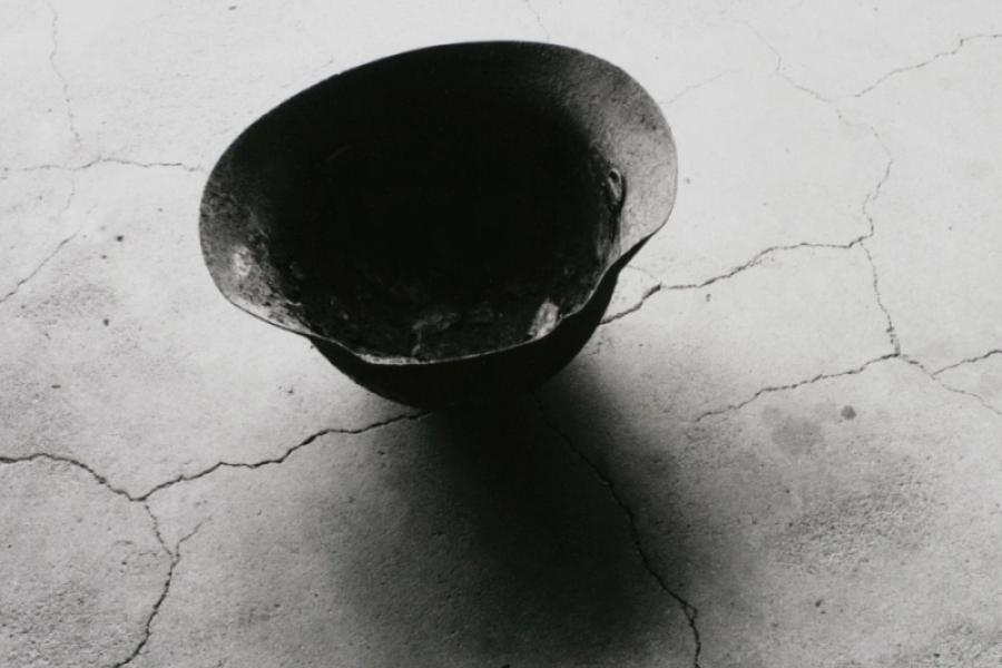 Shomei Tomatsu, Stahlhelm mit durch die Atombombe eingeschmolzenem Schädelknochen, Nagasaki, 1963, Tokyo Metropolitan Museum of Photography, Copyright: Shomei Tomatsu ‒ INTERFACE, courtesy Taka Ishii Gallery, Tokyo