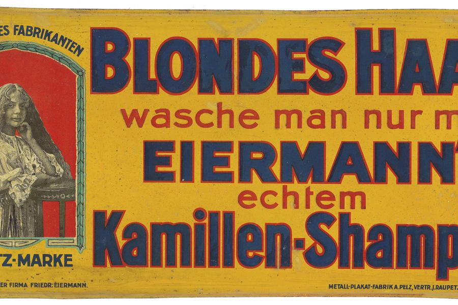 BLONDES HAAR wasche man nur mit EIERMANN's echtem KAMILLEN-SHAMPOO, geprägtes, abgewölbtes Blechschild, 50 x 24 cm Österreich, um 1910/1920 Rufpreis € 400