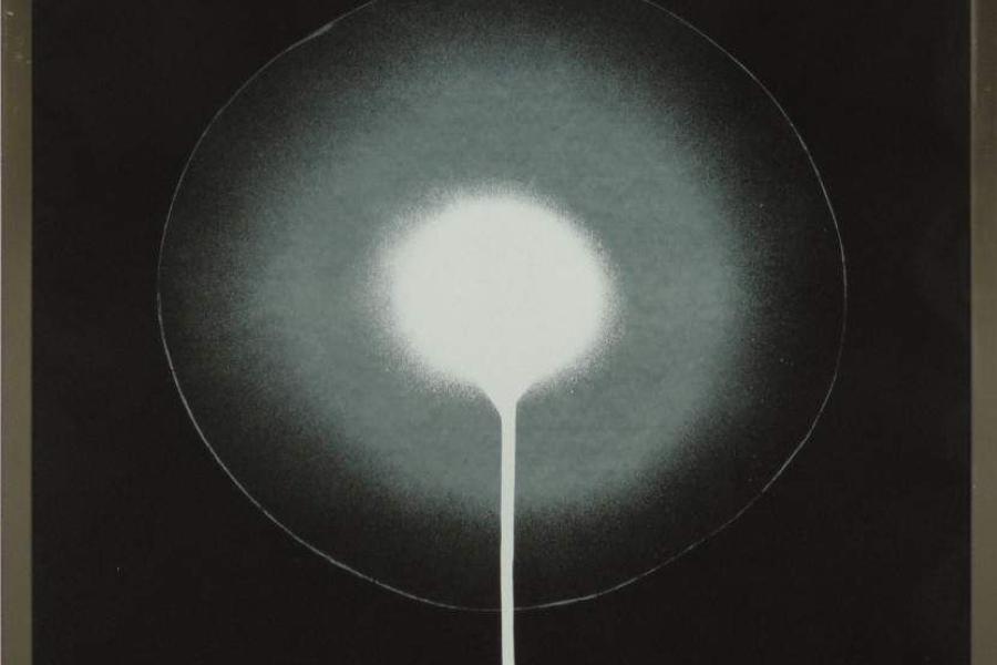 Los 1379 - Otto Piene, Weiße Blume, Farbserigrafie von 1970, silberfarbener Metallrahmen. Schätzpreis:	500 - 600 EUR