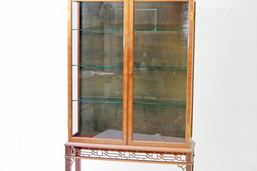 Vitrine im asiatischen Stil/ART DECO  WOHL MÜNCHEN, 1920er Jahre, (siehe auch Lotnummern 1907-1914), 205x124x40 cm   Losnummer: 1913 Aufrufpreis: 1.200 Euro