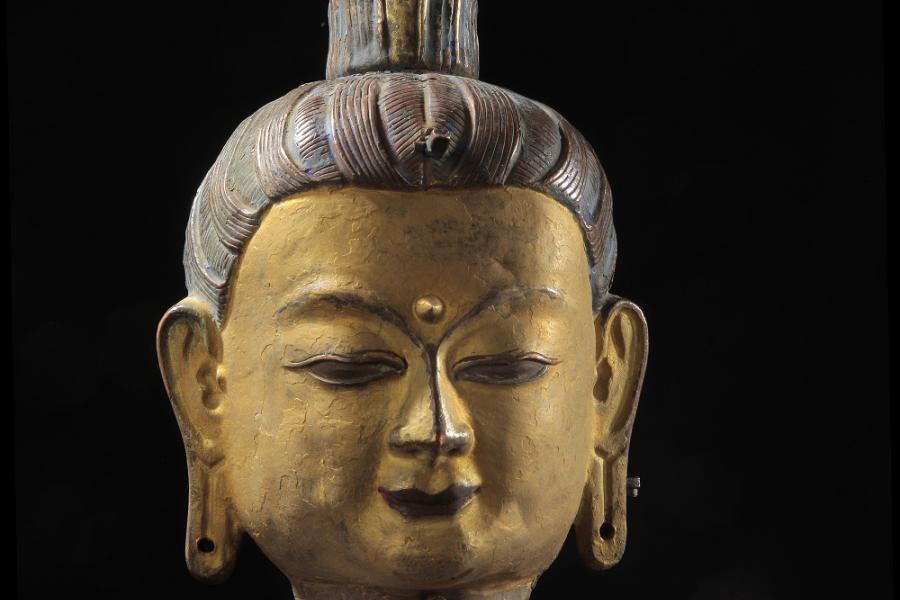 Buddhakopf kaltvergoldet und getrieben Tibet 18. Jh.  Zur Verfügung gestellt von: Galerie Darya