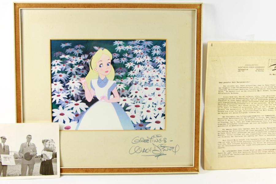 DISNEY, WALT (1901-1966): Druck "Alice in Wonderland"  mit Autograph und hochinteressanter Provenienz! Reproduktion eines Animation Cells, auf Passepartout persönliche Widmung Walt Disney (gebräunt), 20x25/35x38 cm. Los 1832, Aufruf 960 Euro.