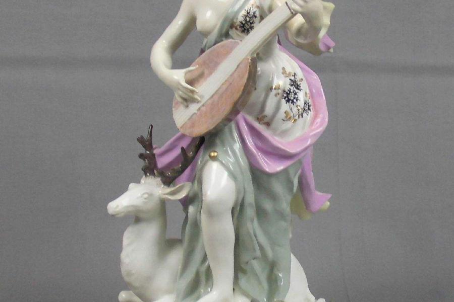 ALLEGORISCHE FIGUR: "Das Gehör", Porzellan, Manufaktur Meissen  Limitpreis:	1.500 EUR