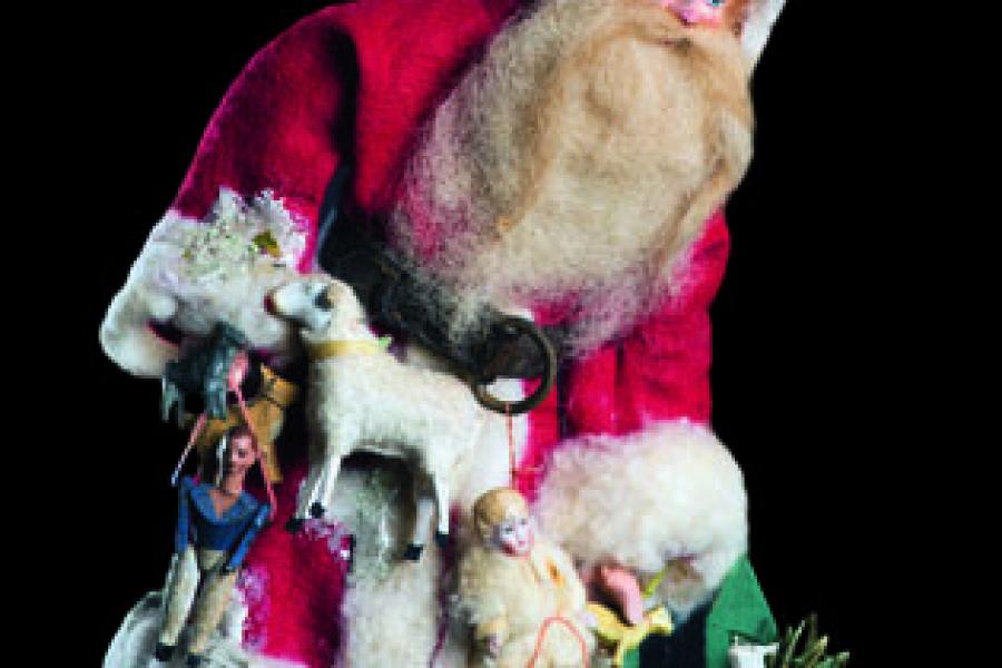 Nikolaus mit Sack vor Zaun Gesicht/Hände/Schuhe aus Masse (bemalt), Filz, Watte, Holz, Glimmer, Ledergurt mit Eisenschnalle, Leinensack, Erzgebirge-Spielsachen, Porzellan-Püppchen, Tannenzweige aus Papier, um 1900