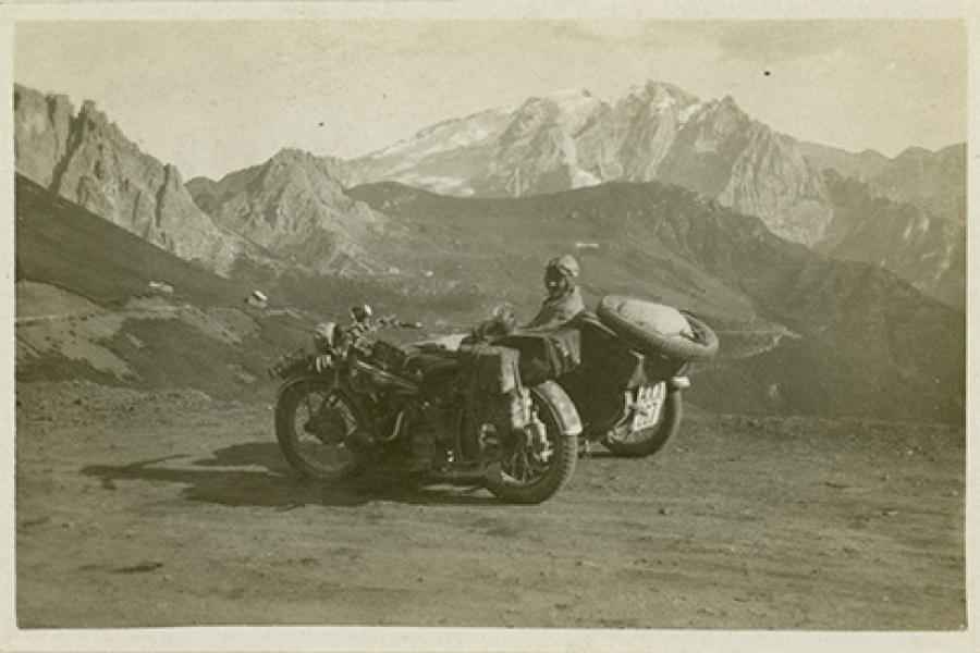 Christine Frankl im Beiwagen der BMW, Sellajoch, späte 1920er-Jahre © Privatarchiv