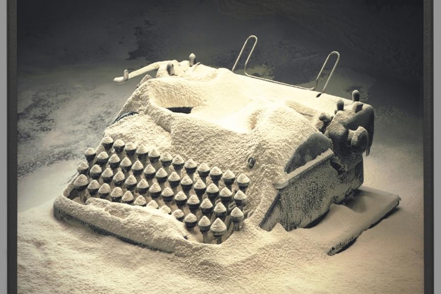 Rodney Graham, Typewriter with Flour, 2003, Leuchtkasten, 40 cm x 50,2 cm x 10,2 cm, Courtesy Sammlung Goetz, München