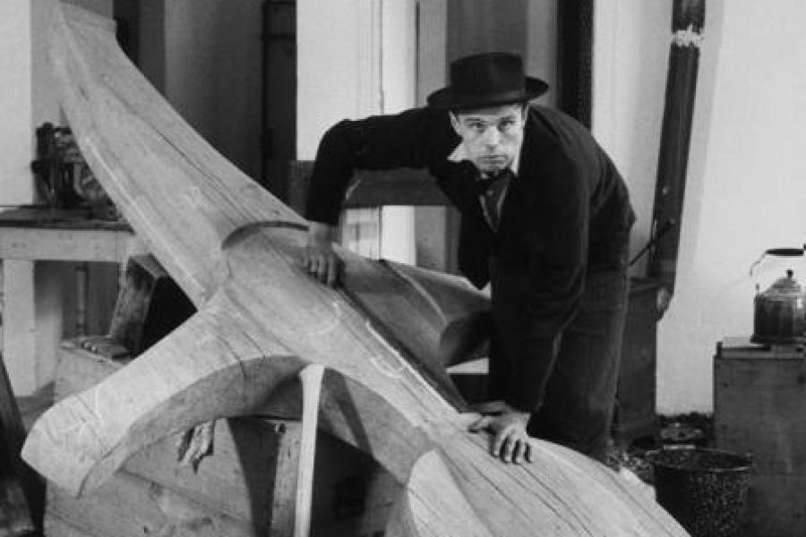 Joseph Beuys in seinem Atelier im Klever Kurhaus, über das Kreuz des Büdericher Ehrenmals gebeugt, 1959 (Photographie Fritz Getlinger) © VG Bild-Kunst, Bonn 2016