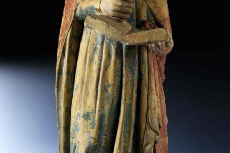 Gefasste Steinfigur eines Evangelisten Höhe: 79 cm. ÃZle-de-France, 14. Jahrhundert. Laut Vorbesitzertradition stellt die Figur den Heiligen Matthäus dar. Schätzpreis:	50.000 - 70.000 EUR