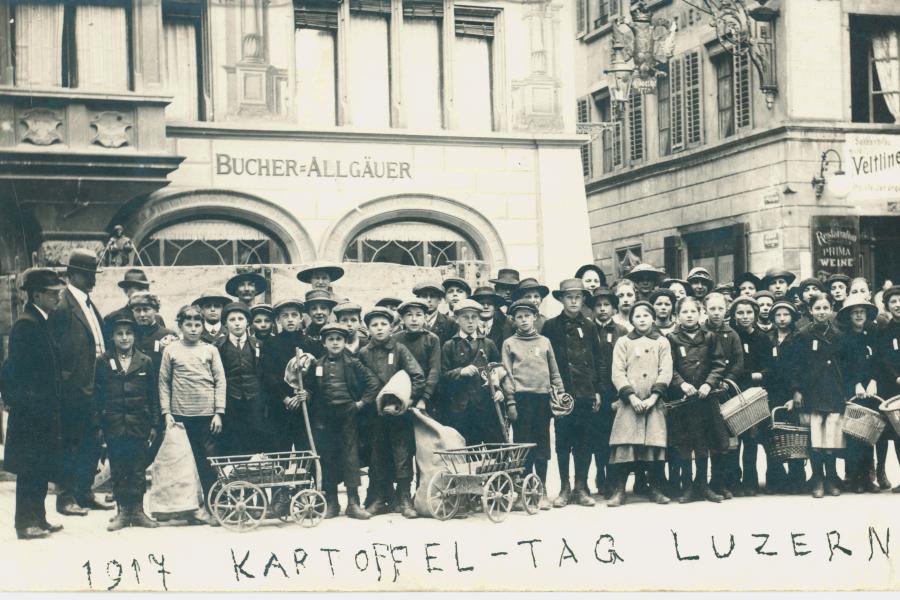 Kinder beteiligen sich an einer Saatkartoffelsammelaktion in Luzern, 1917 © Stadtarchiv Luzern