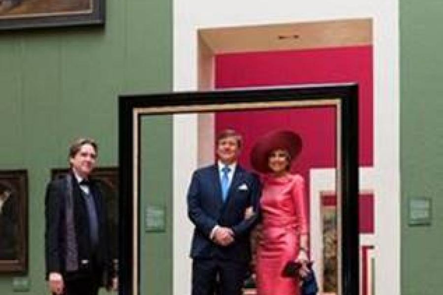 Das Königspaar der Niederlande, König Willem-Alexander und Königin Máxima mit Dr. Bernhard Maaz, Generaldirektor der Bayerischen Staatsgemäldesammlungen im Holländer-Saal in der Alten Pinakothek Bilder Rahmen nach Konzept der niederländischen Künstlerin Meike Ziegle © Alte Pinakothek, München, Foto: Johannes Haslinger