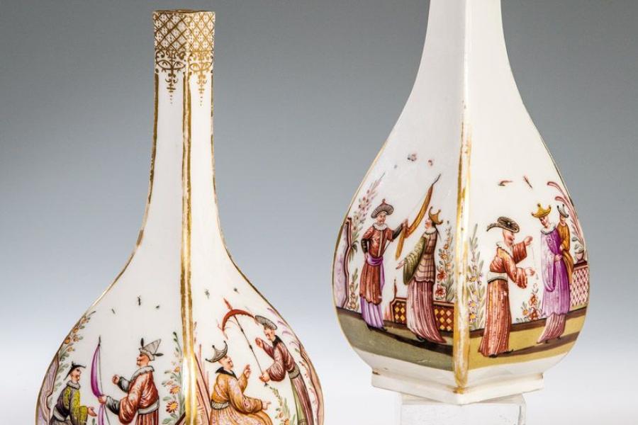 Bedeutendes Paar Sake - Flaschen mit Chinoiserie Meissen, um 1730 Nach unten gebauchte Vierkantflasche. Schätzpreis:	20.000 - 25.000 EUR