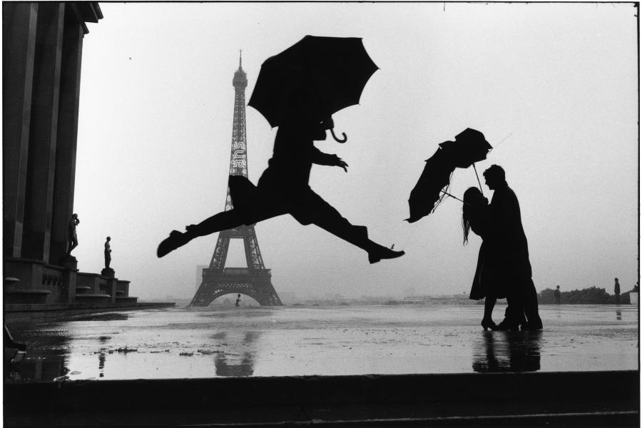 Los 110 ELLIOTT ERWITT (* 1928) Paris, 1989 Silbergelatine-Abzug, 2012, signiert € 5.000 / € 8.000 – 10.000