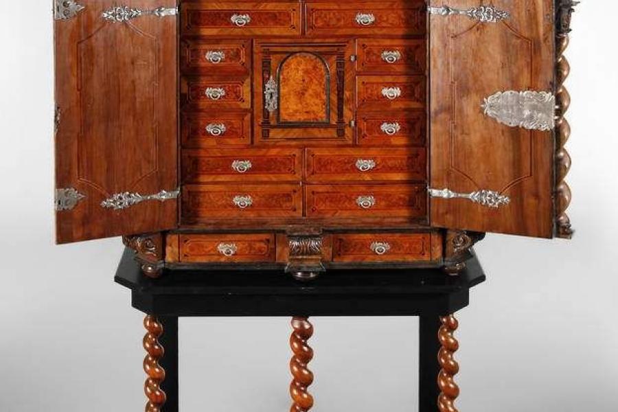 Augsburger Kabinettschrank um 1720, Nussbaum und Nussbaummaser auf Nadelholz furniert, Mindestpreis:	9.800 EUR