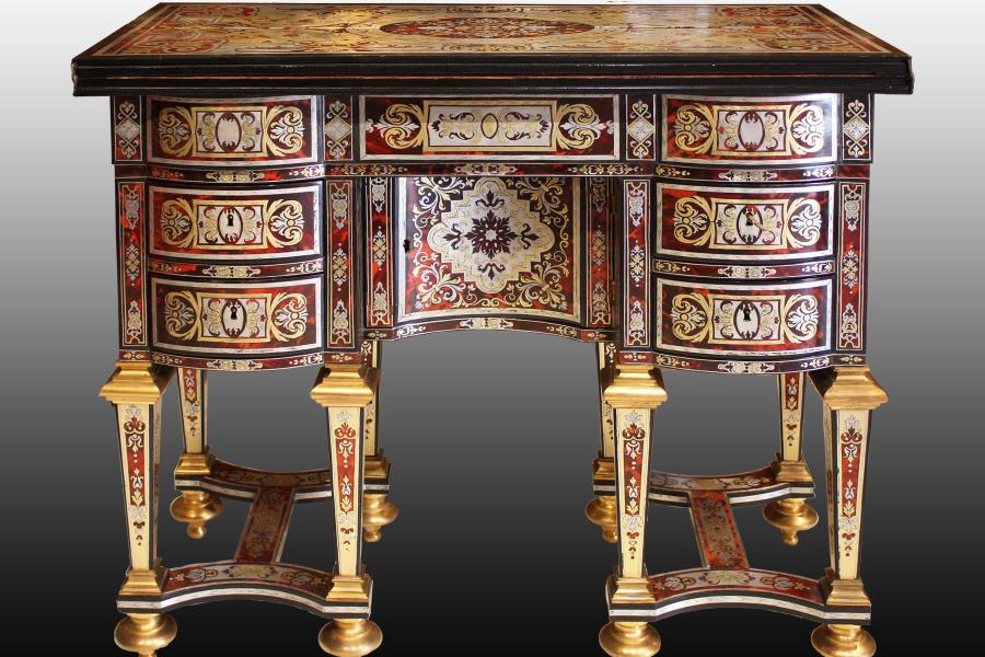 GALERIE BERGER  SMALL MONEY CHANGER’S DESK  Small money changer’s desk Inlaid with brass and tin on red tortoiseshell Attributed to Pierre Gole (Bergen 1620-1684 Paris), influential Parisian cabinet maker of Dutch extraction, master in 1656 Louis XIV period H 75 x W 84 x D 41 cm