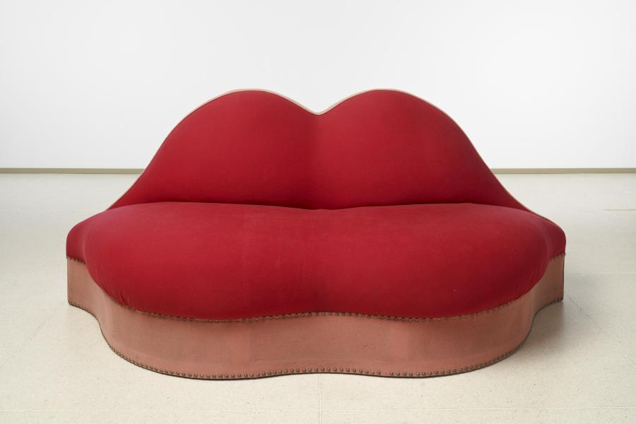 Salvador Dalí Mae-West-Lippensofa, 1938 Holz, Wolle, 92 x 215 x 66 cm  Provenienz: Sammlung Edward James Museum Boijmans Van Beuningen, Rotterdam © Salvador Dali, Fundacio Gala-Salvador Dali/ VG Bild-Kunst, Bonn 2015