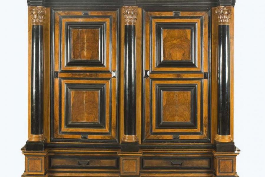 Barock-Hallenschrank Nussbaum, tlw. geschwärzt. Aufrufpreis:	4.000 EUR